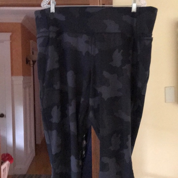 Torrid Dark Camo athletic legging with 3 pockets - Picture 1 of 4